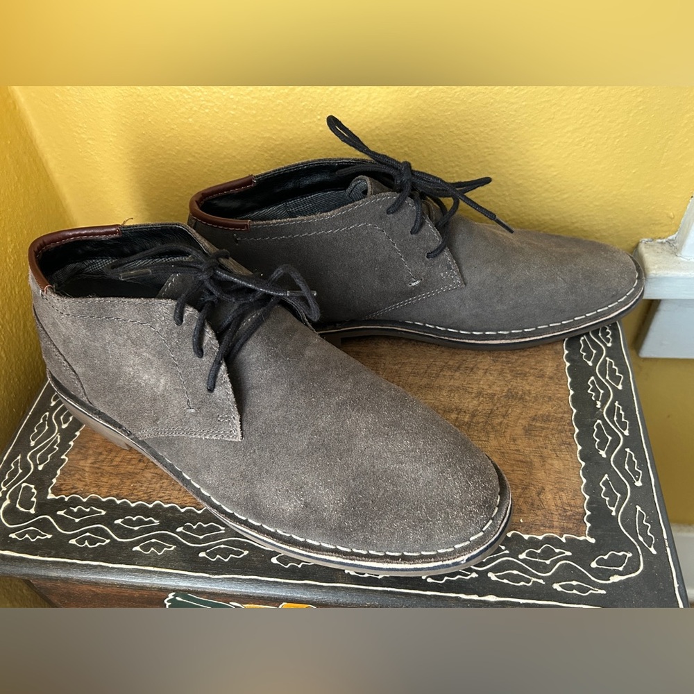 Men's Kenneth Cole lighter suede leather gray shoes / chukka boots - size 10